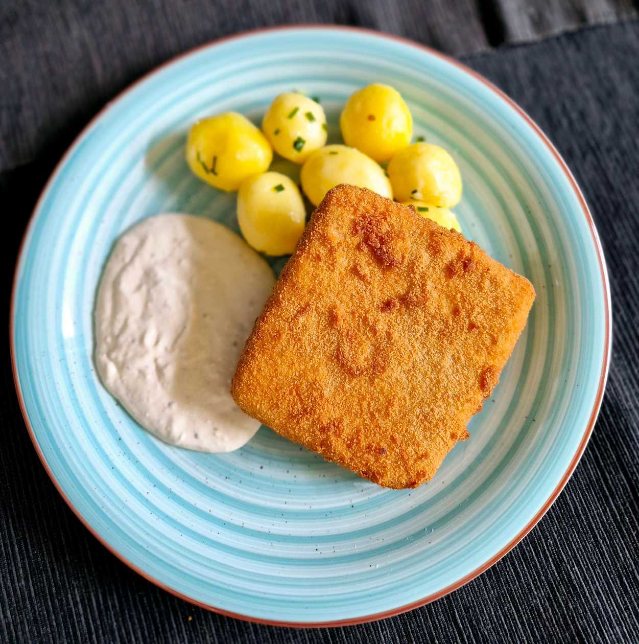 Fried cheese with boiled potatoes and tartar sauce