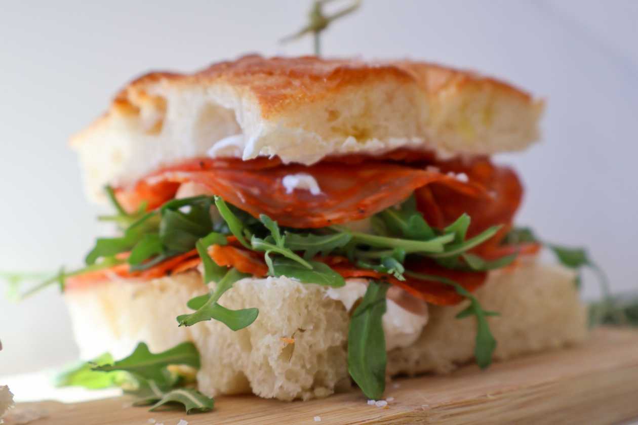 Focaccia de casă cu salam picant