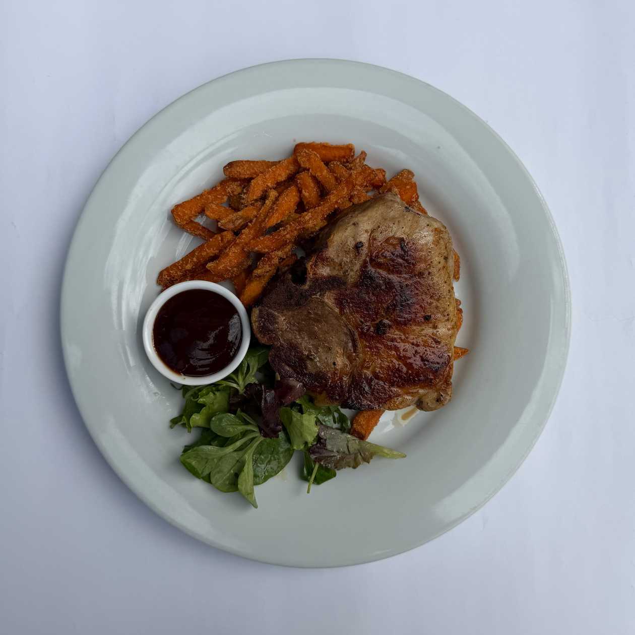 400g Grilovaný T-Bone vepřový steak Sous-Vide s batátovými hranolkami a BBQ