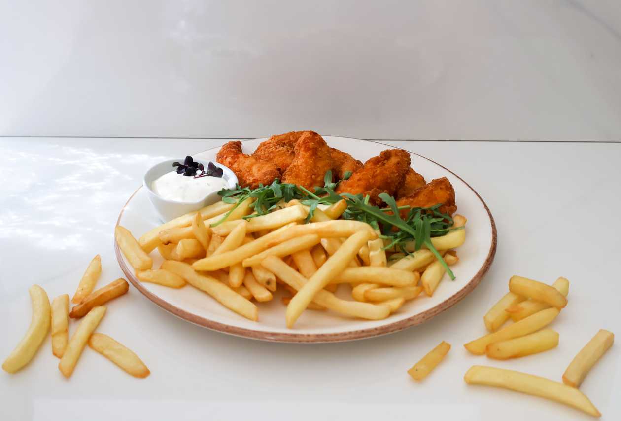 Chicken fingers cu cartofi prajiti si sos aioli