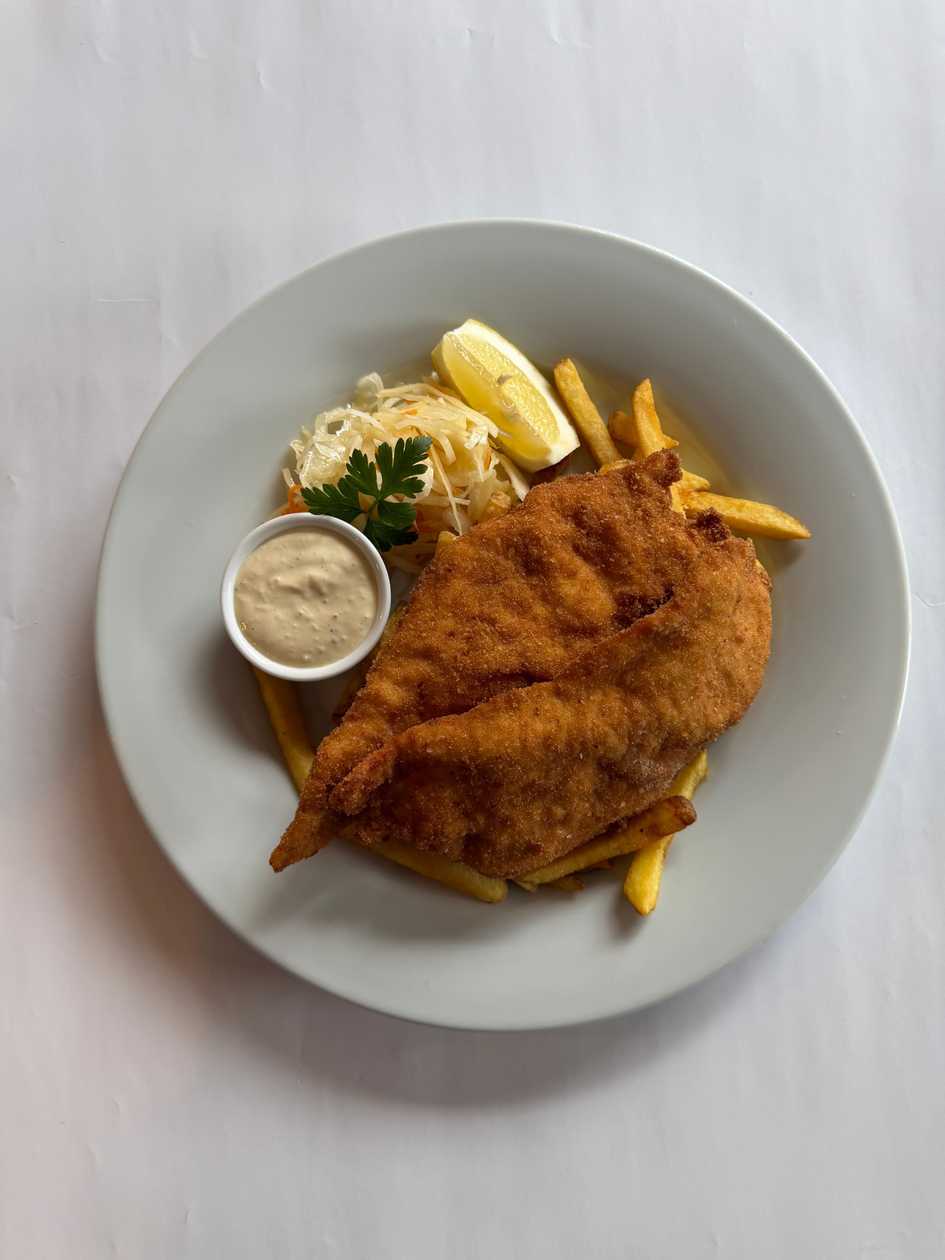 200g Smažený kuřecí řízek s hranolky, domácí tatarská omáčka