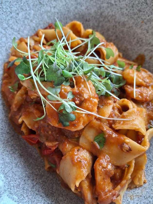 Pappardelle s pomalu taženým králičím ragú