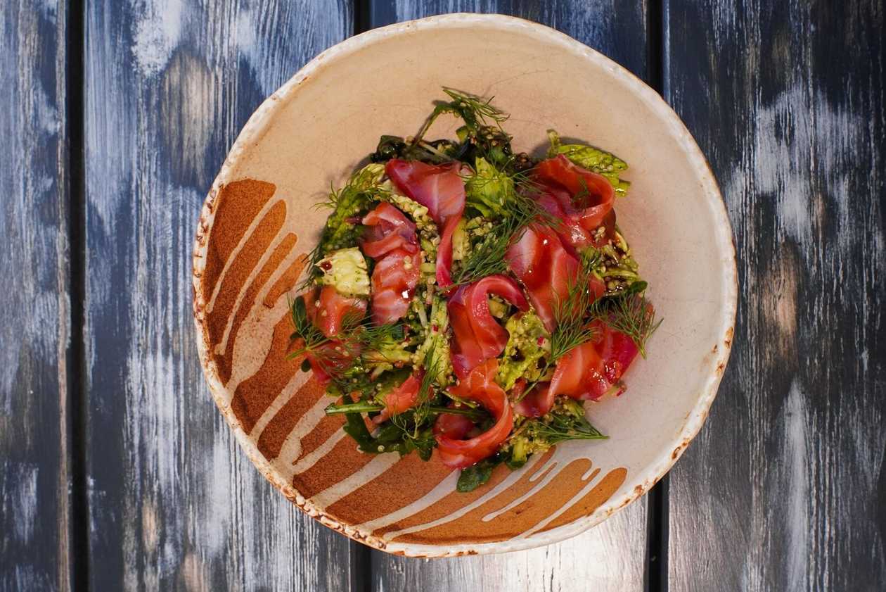 Salatka z lososiem i quinoa