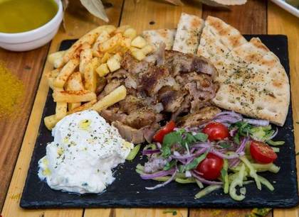 Gyros mixt la farfurie
