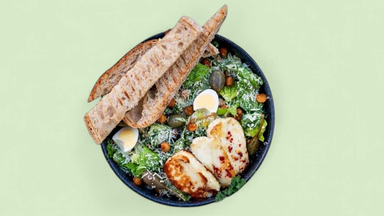 Cezario salotos su halloumi