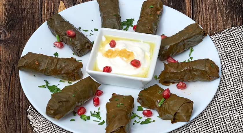 Dolma ve vinných listech