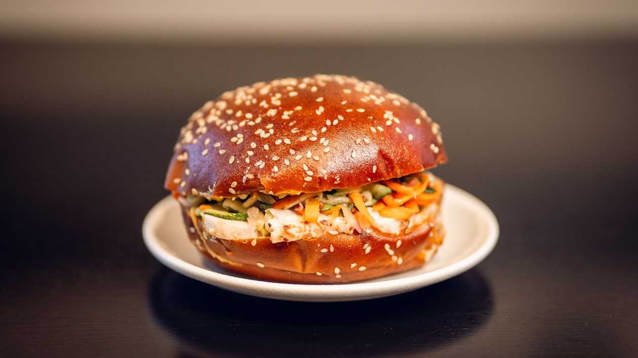 Pretzel bun with chicken 220 g