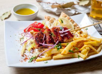 Souvlaki pui invelit in bacon farfurie