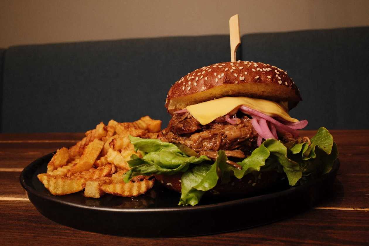 Burgers ar plucinātu cūkgaļu