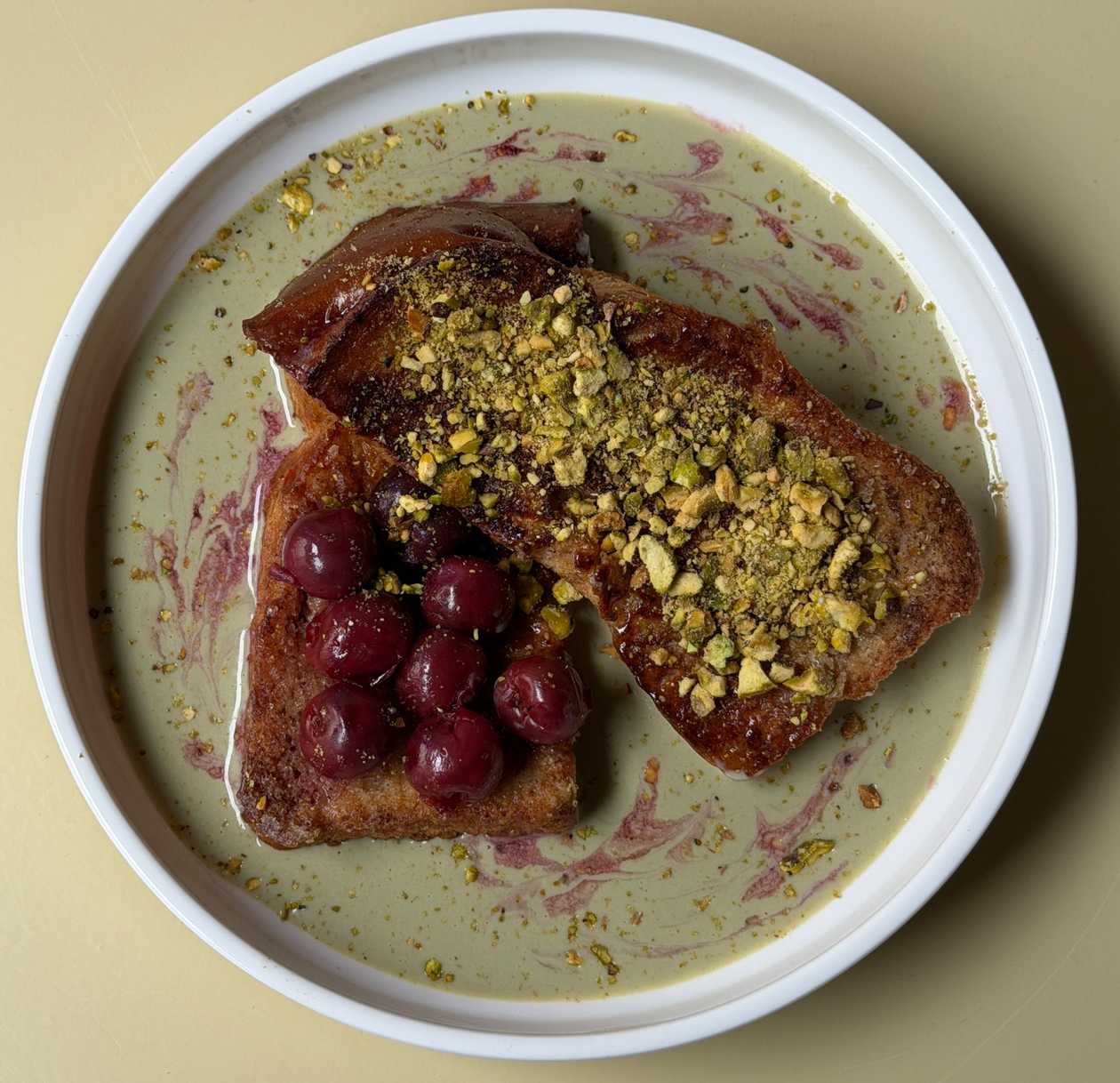 French toast višne & pistáciový krém