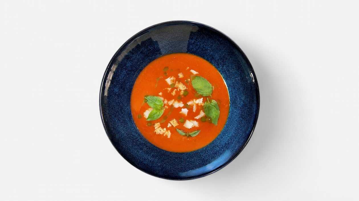 0,25l Paradajkové veloute z pečených paradajok, feta crumble, bazalka, olej z medvedieho cesnaku (7)