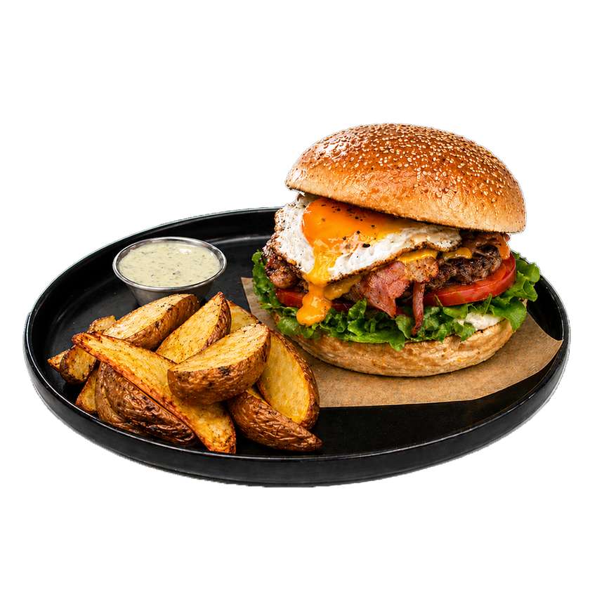Grilovaný Beef Burger s domácou tatárskou omáčkou a pečenými zemiakmi