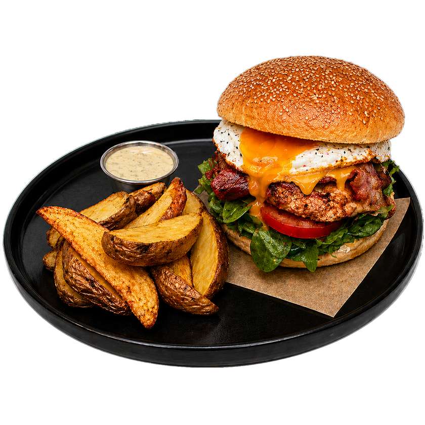 Grilovaný Chicken Burger s domácou tatárskou omáčkou a pečenými zemiakmi