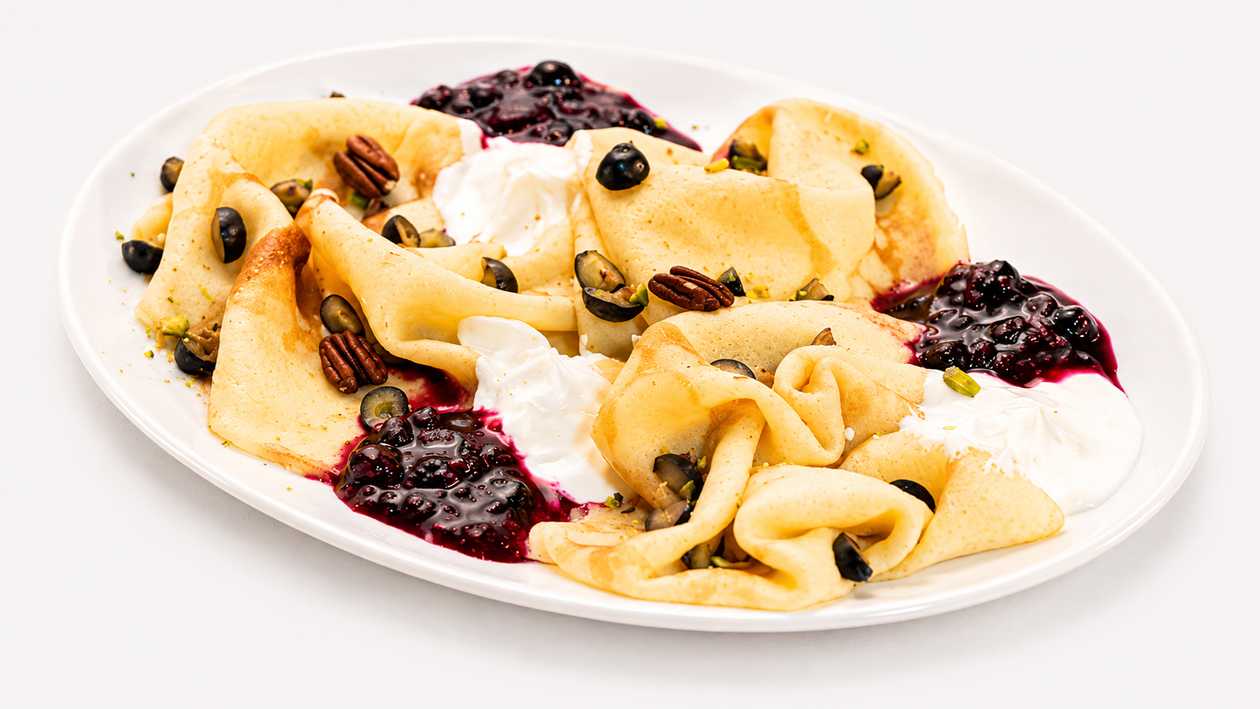 Крепы с маскарпоне и ягодным джемом