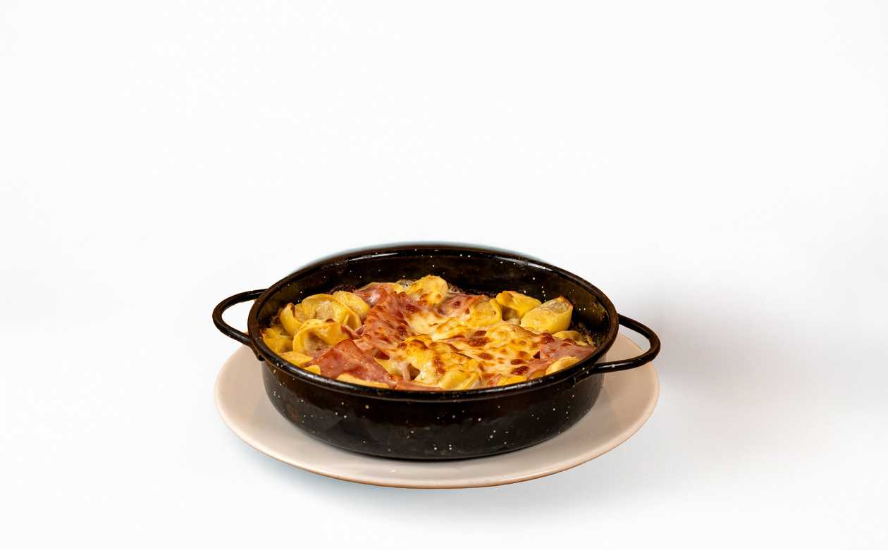 Tortellini con Panna e Prosciutto
