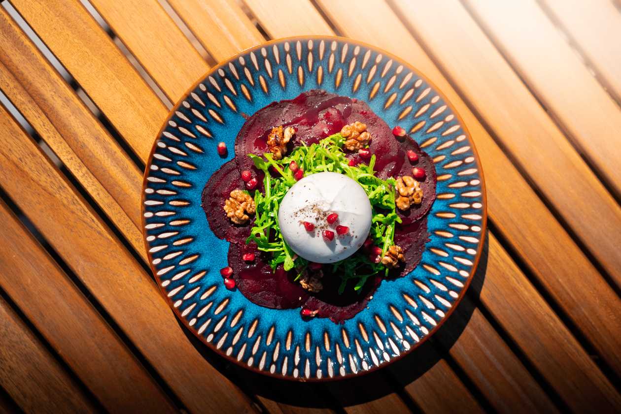 Burrata s pečenou cviklou, granátovým jablkom, rukolou, vlašskými orechami a citrusovým dresingom
