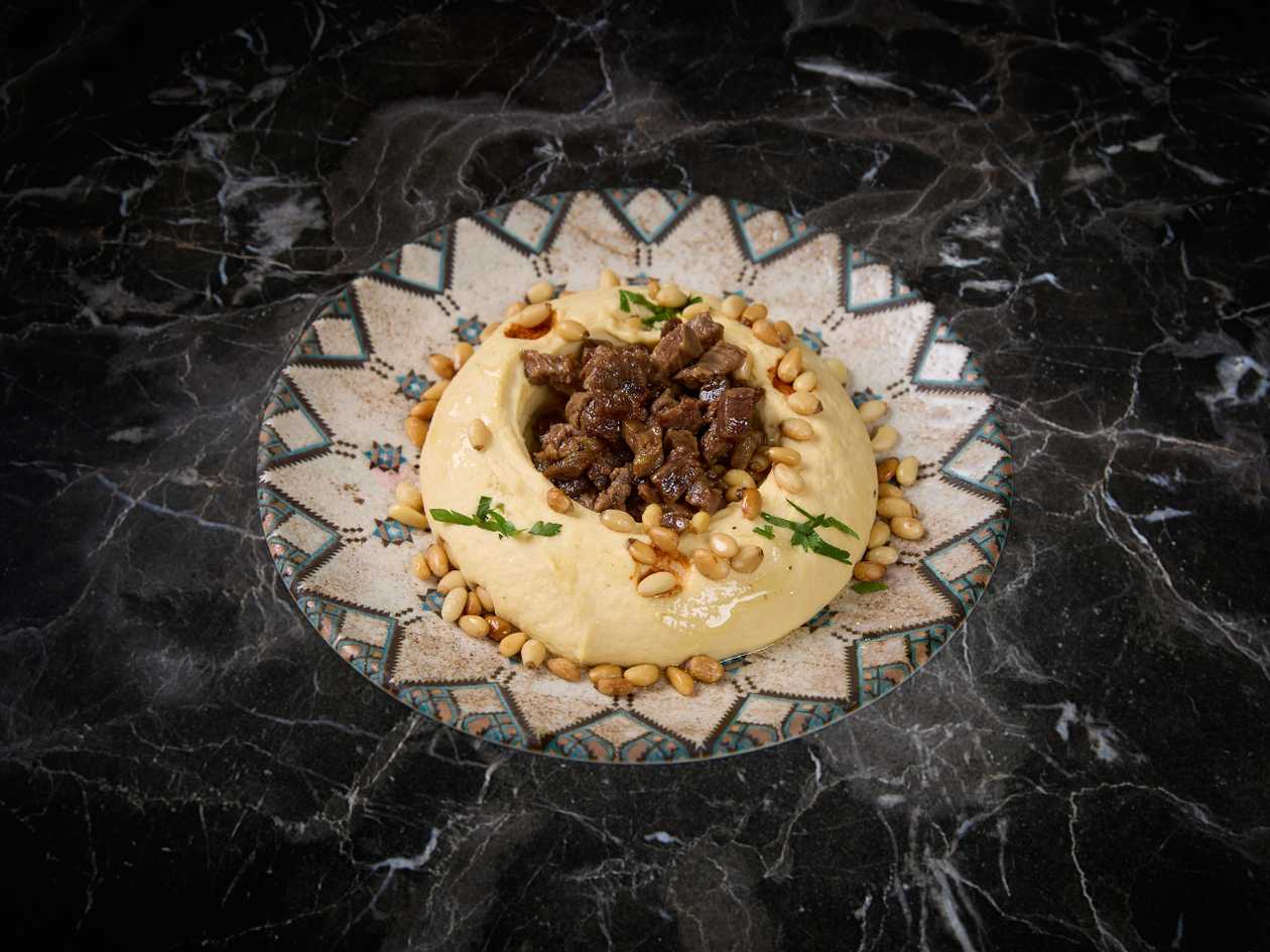 Hummus Cu Carne Și Muguri De Pin