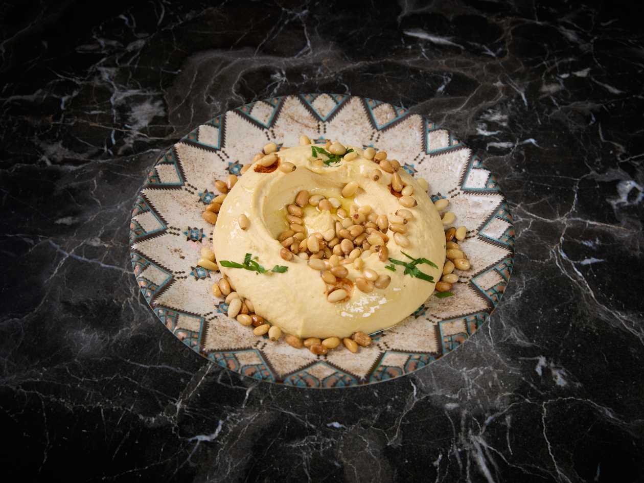 Hummus Cu Muguri De Pin