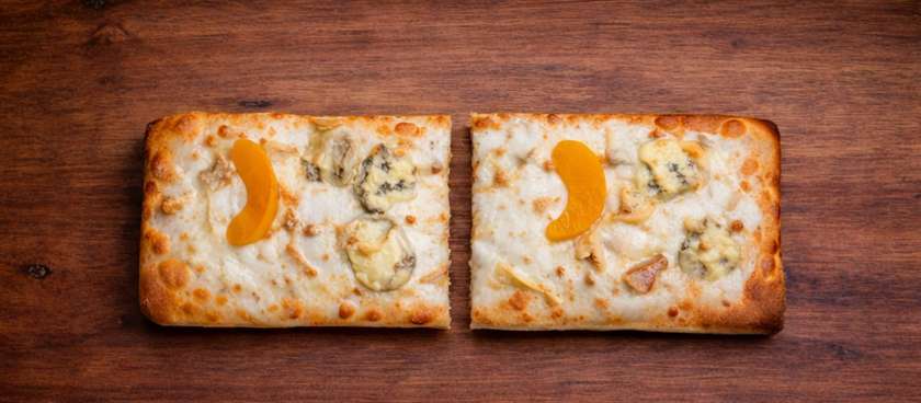 Pizza quattro formaggi (2 felii)