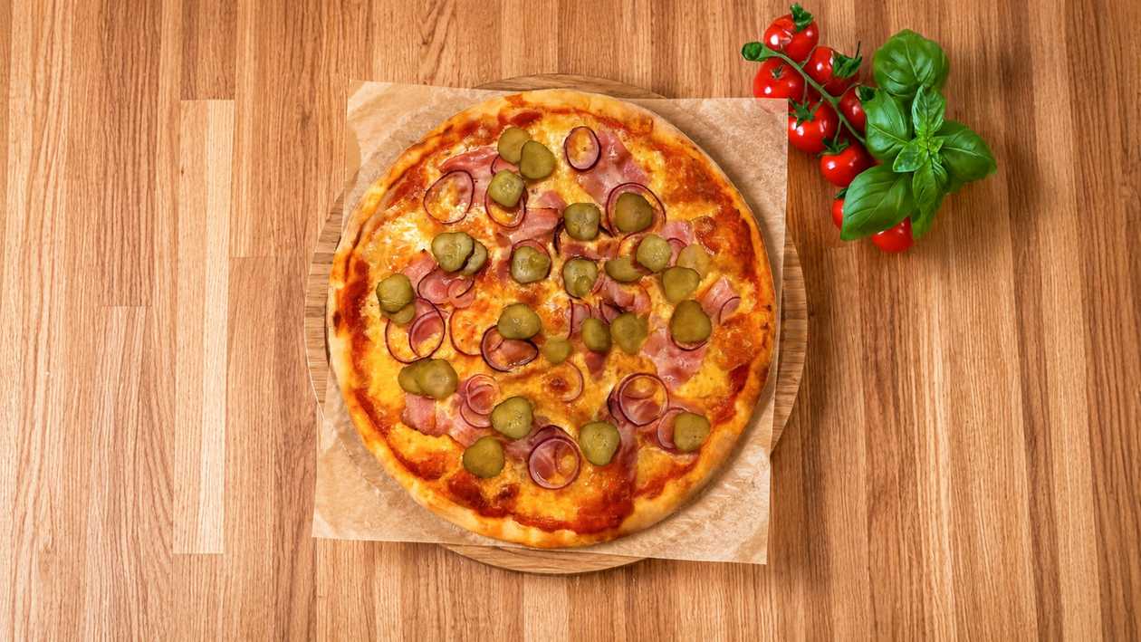 Bacon pizza 30cm + 2 drinks