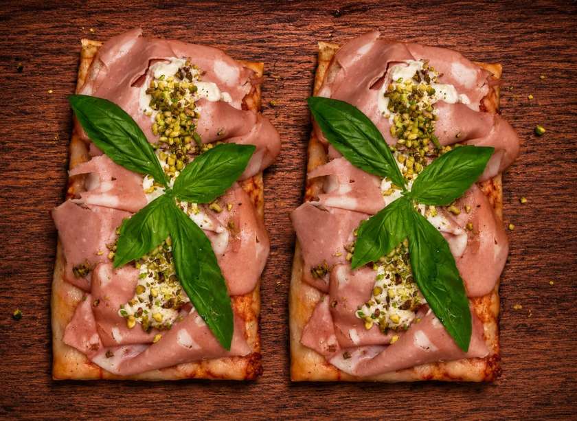 Pizza mortadella (2 felii)