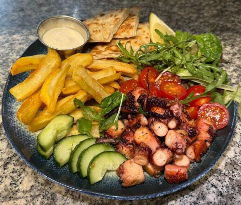 Kebab de caracatita la farfurie