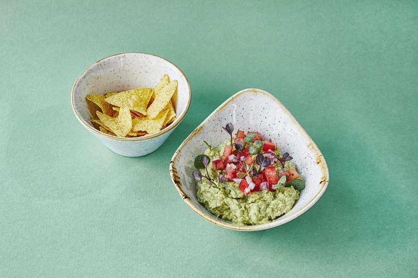 Guacamole cu pico de gallo și chipsuri de mălai