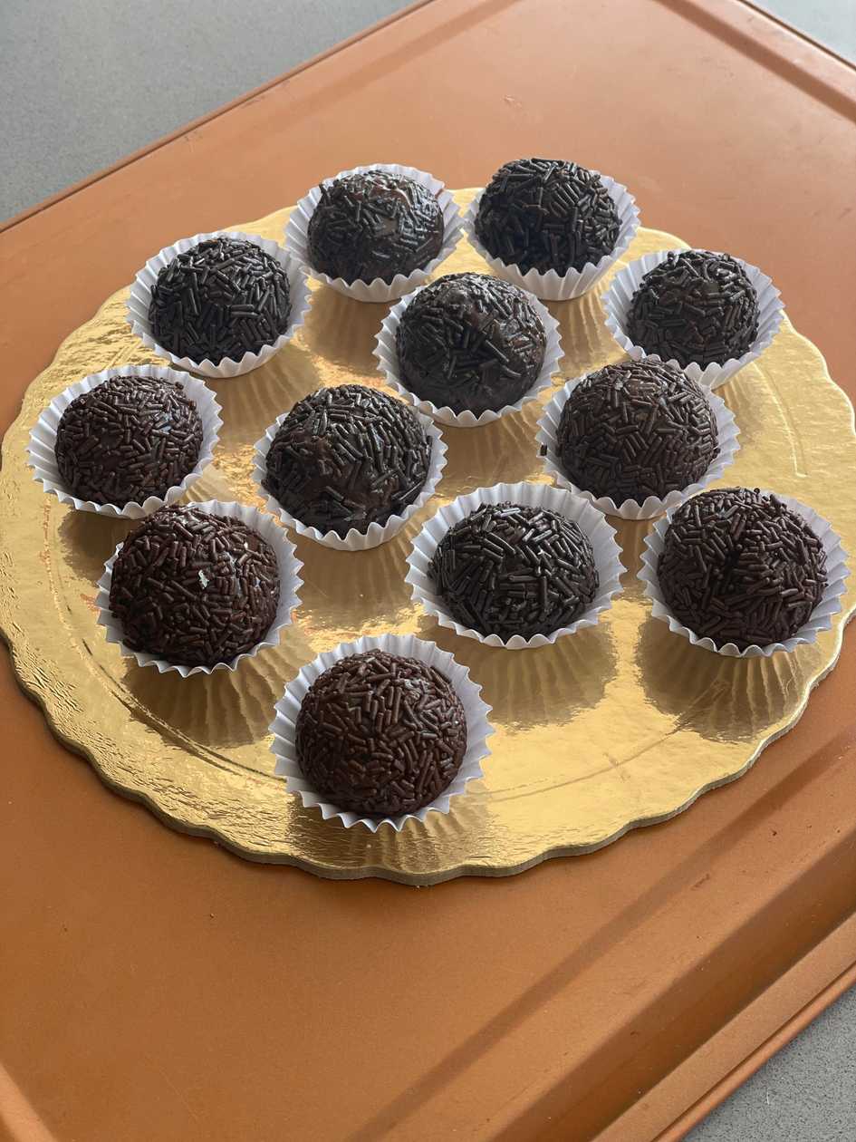 Caixa com 12 brigadeiros(chocolate)
