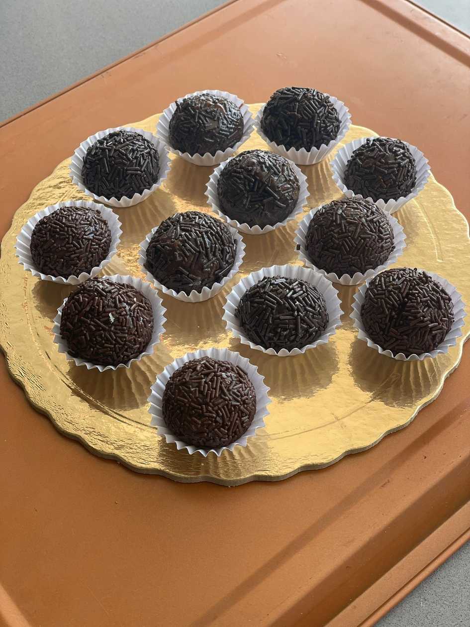 brigadeiros de chocolate  (caixa de 6 unidades)
