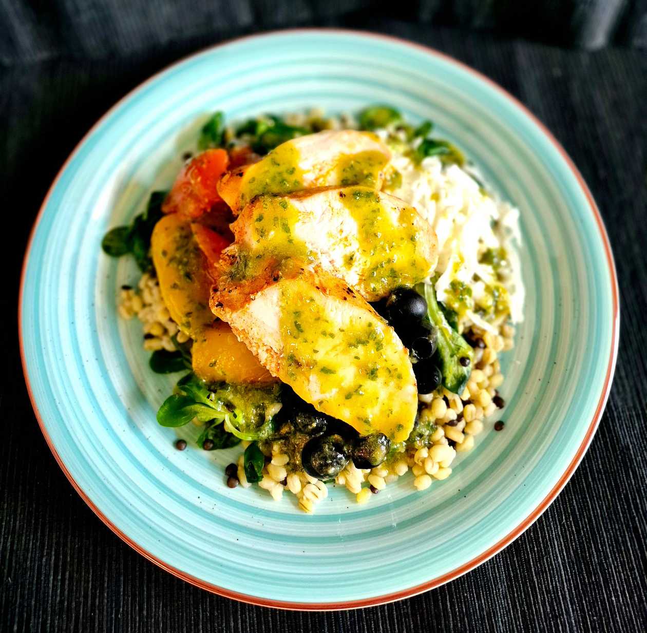 Warm Salad (bulgur, lentils, chicken, lamb's lettuce, olives, roasted peppers and tomato, mozzarella, pesto)