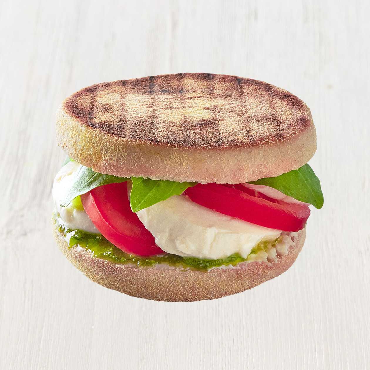 Muffin caprese s rajčaty, mozzarellou a bazalkou