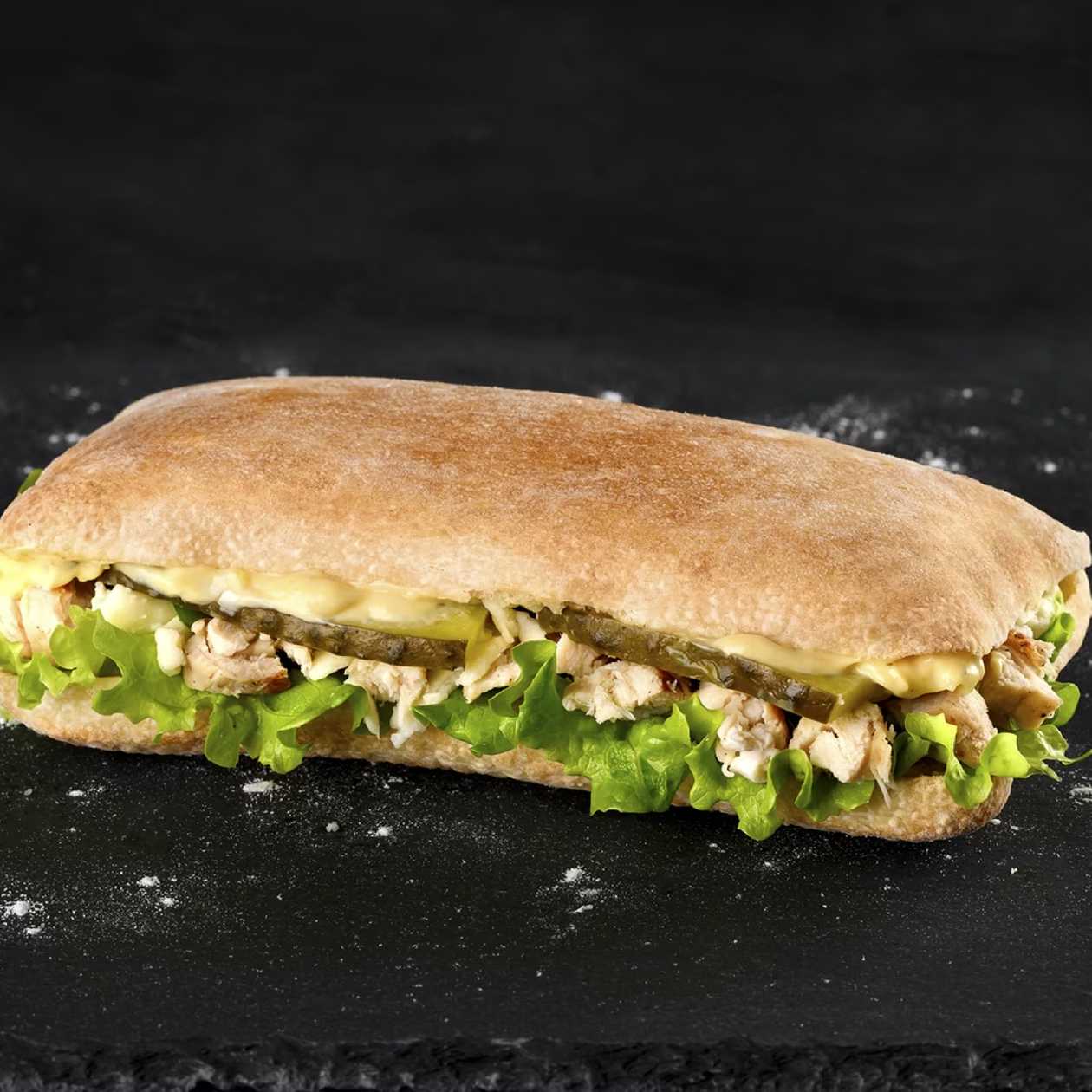 Sandviș cu pui și sos picant