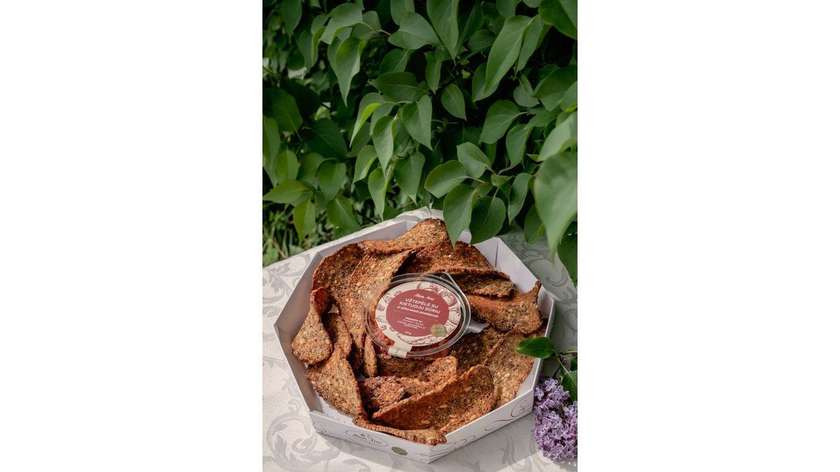 Seed Crisp Set With Spread