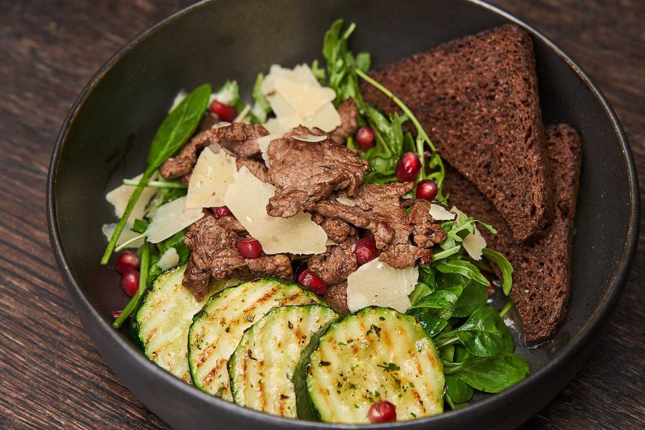 Salad of beef and grill vegetables