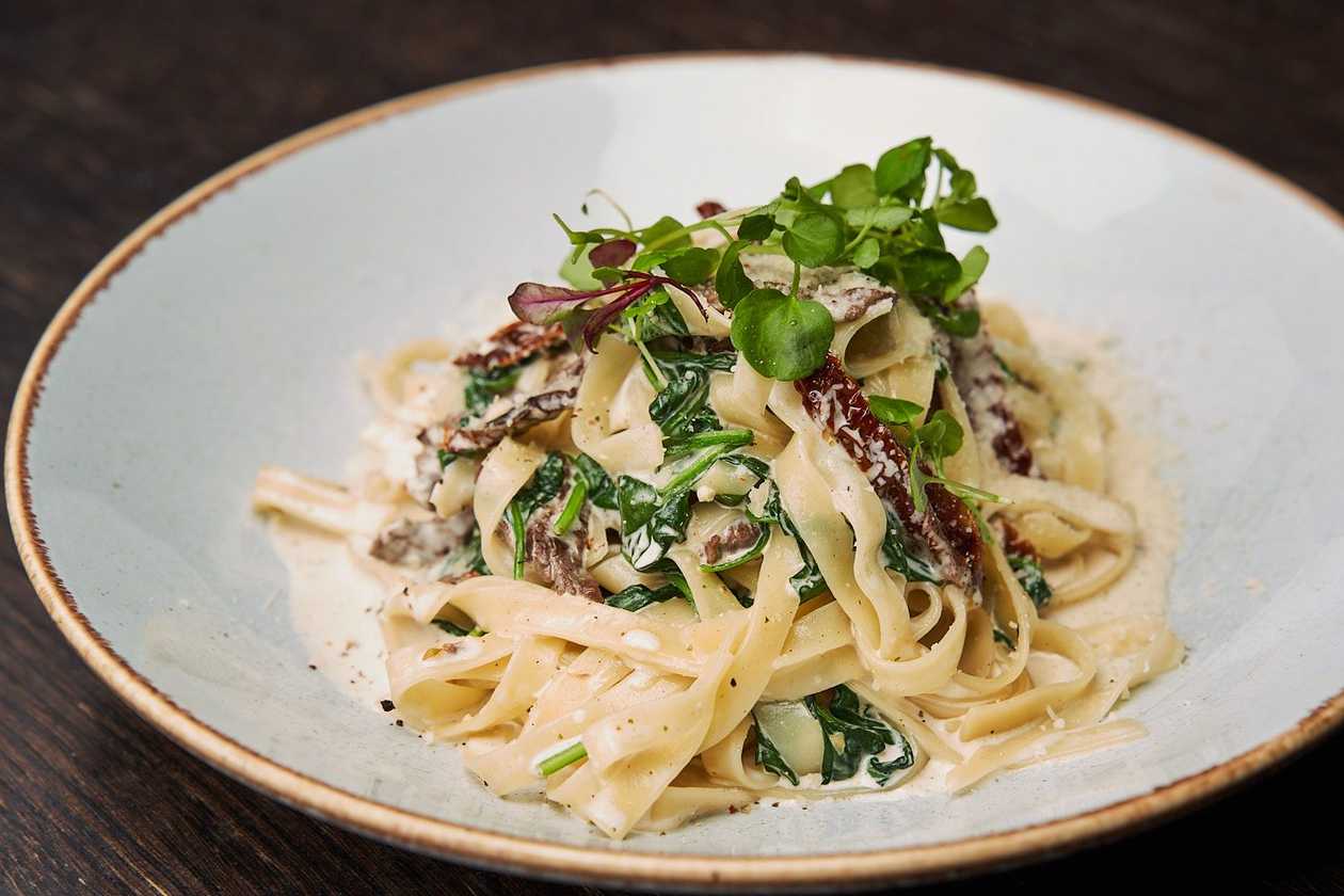 Creme pasta wiht beef, spinach and parmesan