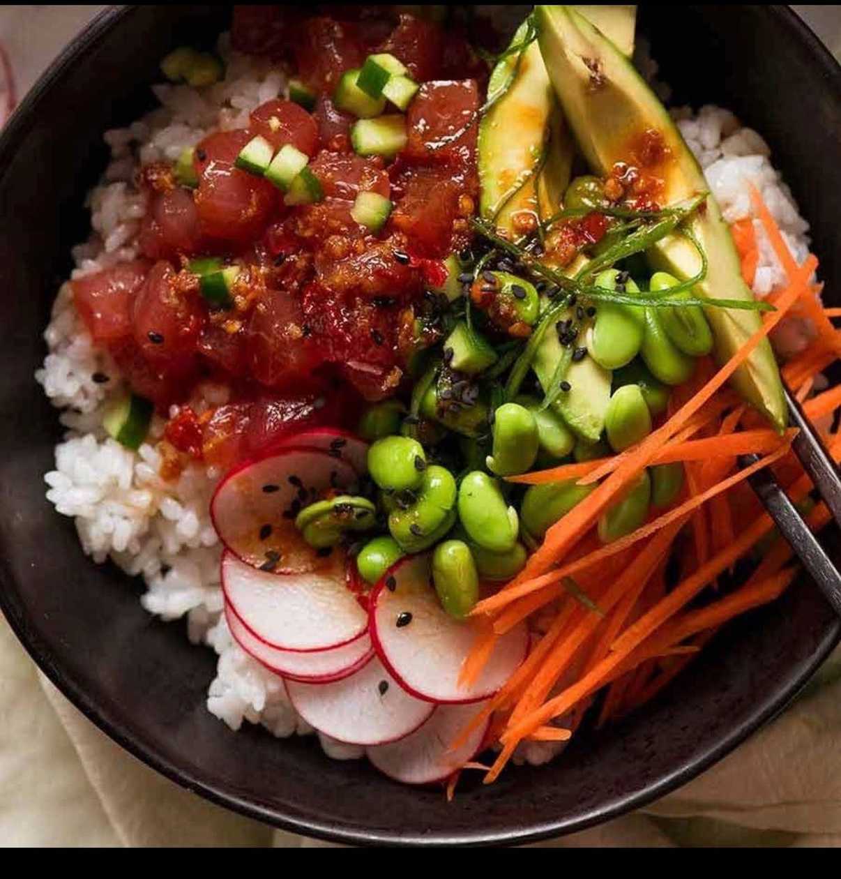 Pečelný Tuna o šalatom a ryža a mangová omáčka a arašidovo-maslová omáčk Tuna