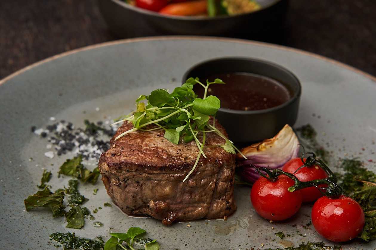Beef tenderloin with red wine sauce