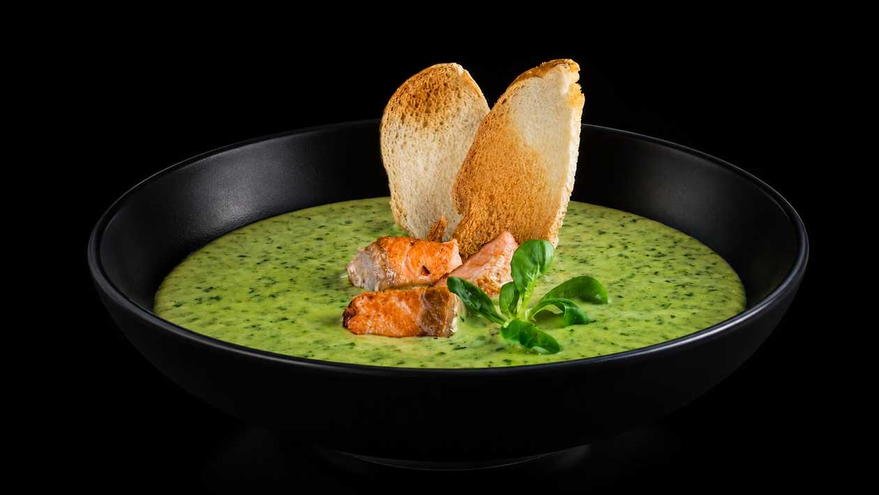 Creamy spinach soup with salmon