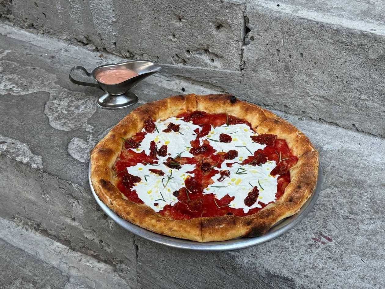 (33 см) Pizza зі страчателою, в'яленими томатами та розмарином