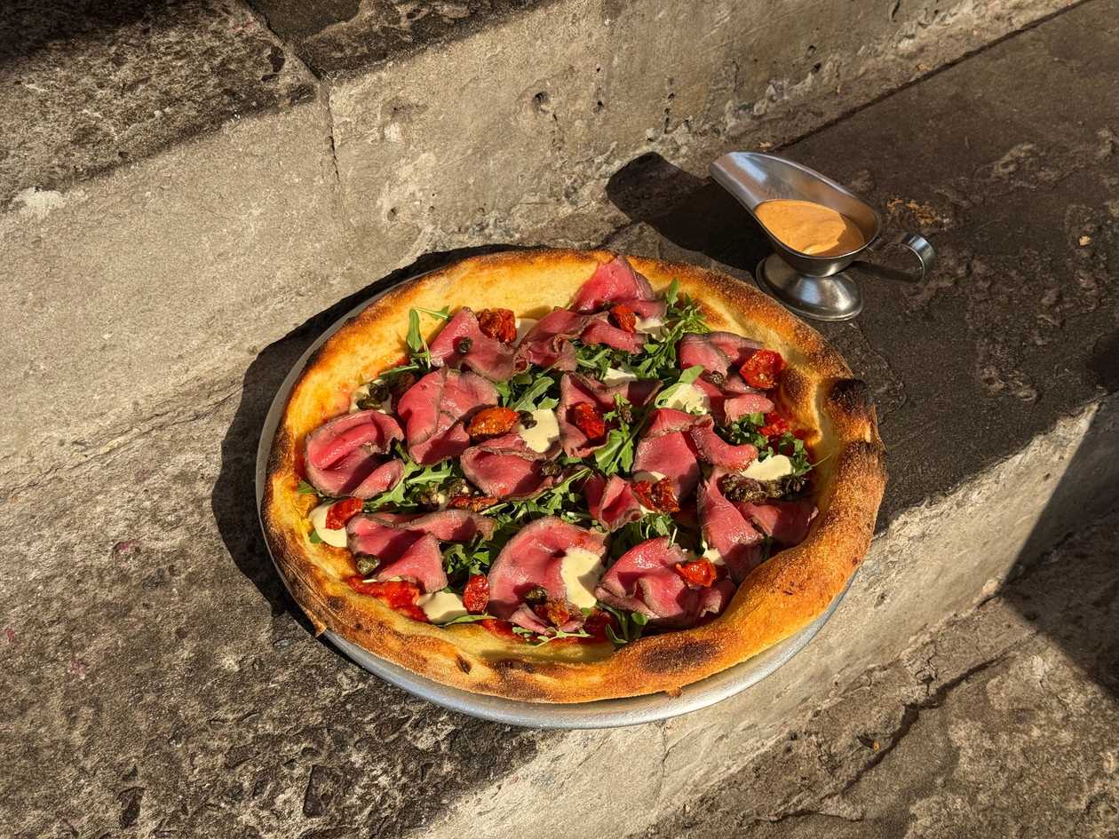 Pizza з ростбіфом та соусом цезар