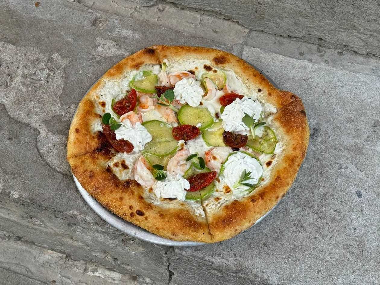 Pizza з креветкою та мусом із фети