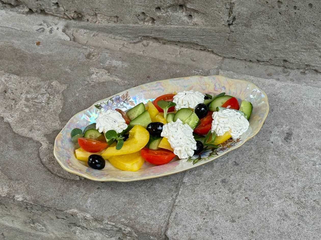 Салат зі сезонними овочами та мусом з фети