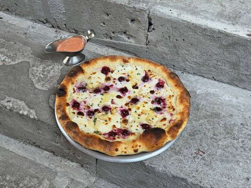 (33 см) Pizza з сиром Брі та вишнями