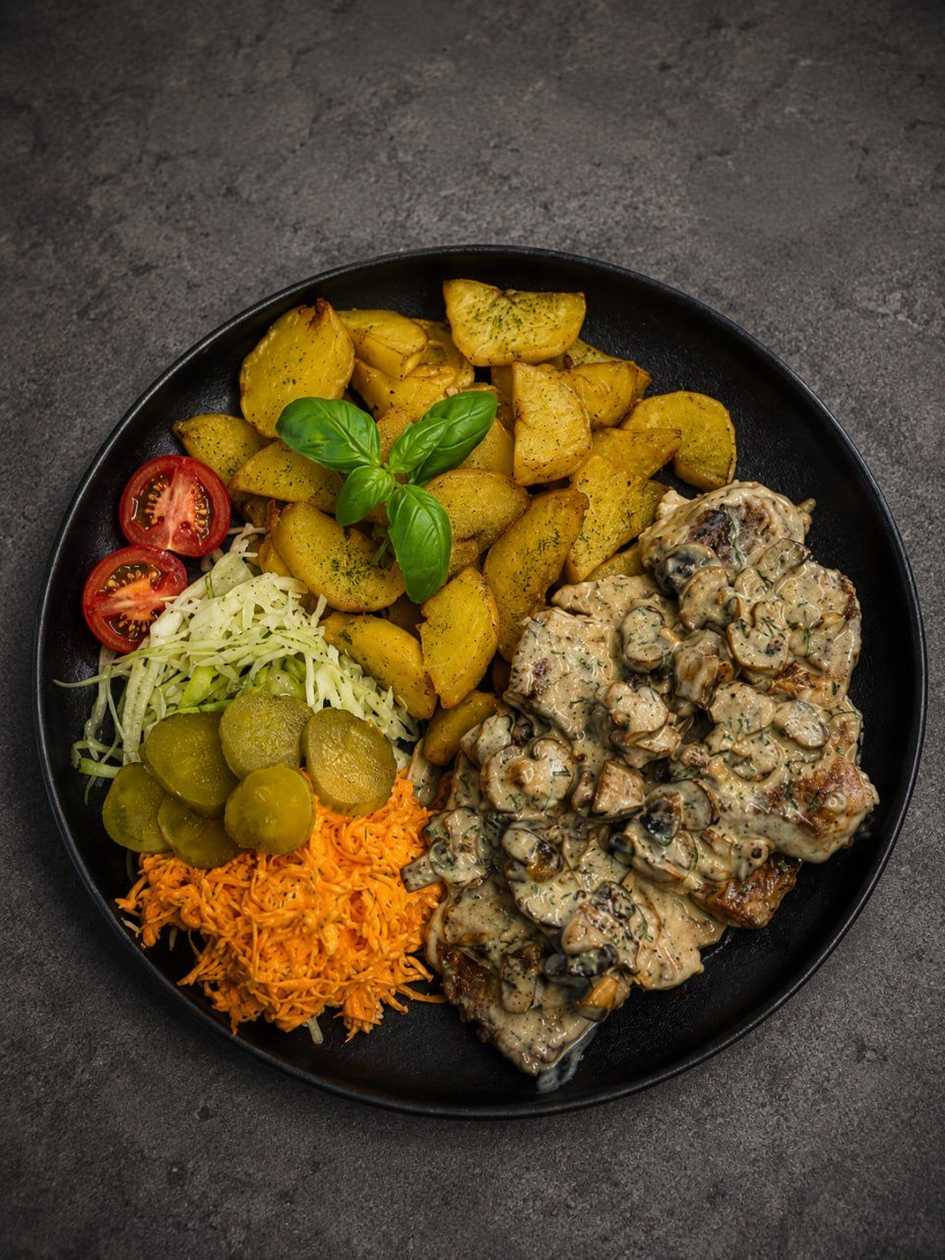 Свинина в сливочном соусе с шампиньонами, с обжаренным картофелем и овощным салатом