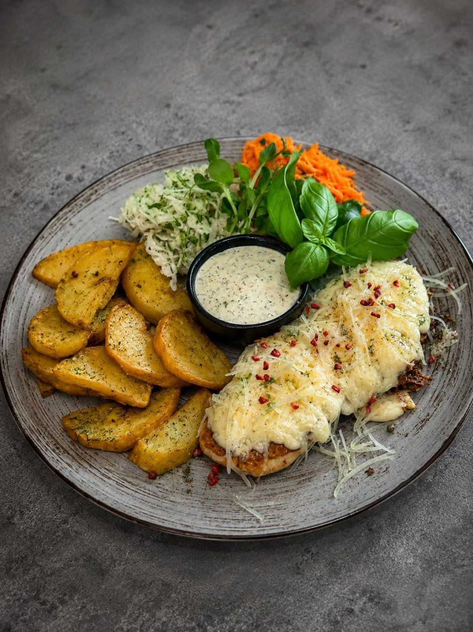 Сочное куриное филе с ананасами, с гарниром, овощным салатом и соусом