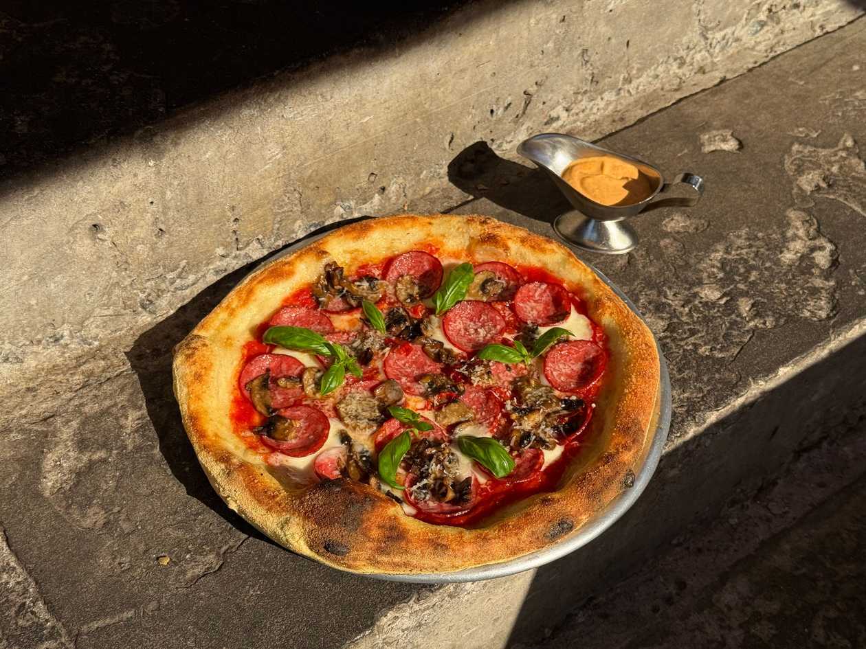 Pizza салямі з грибами