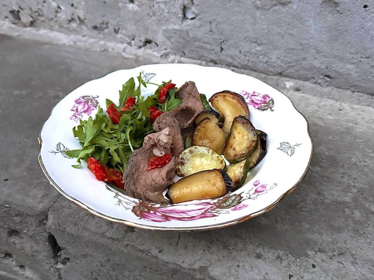 Теплий салат с ростбіфом і печеними овочами