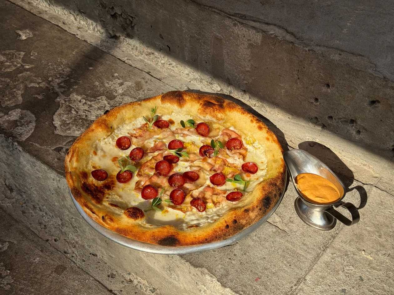 Pizza з беконом та салямі
