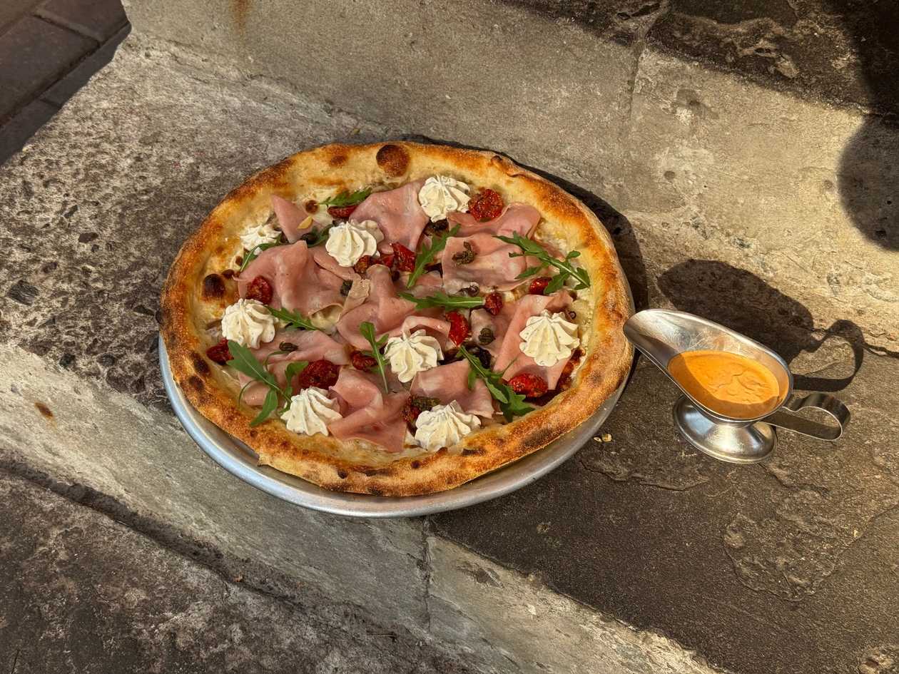 Pizza з мортаделою та соусом з фети