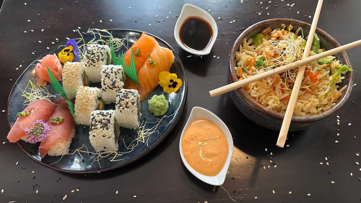 🎁 2x1 - Mix Fried Rice com 10 Peças Sushi Combo